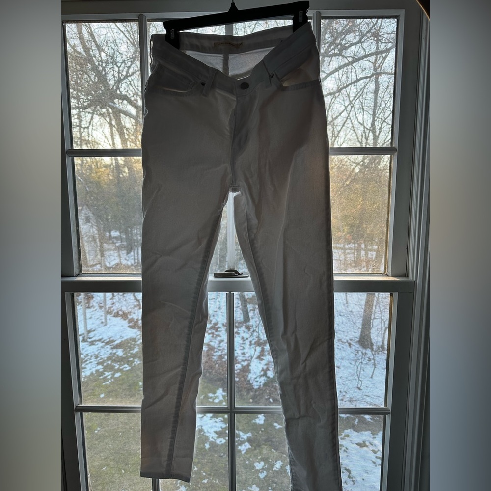White Levi’s size 6L
